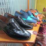 Sono esposti tanti tipi di scarpe, anche con colori piuttosto audaci